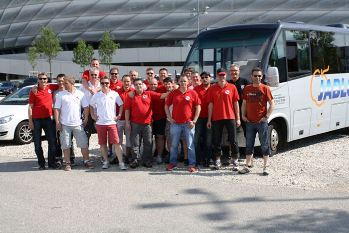 Die Spieler der Alten Herren E.K.U. vor der Allianz Arena
